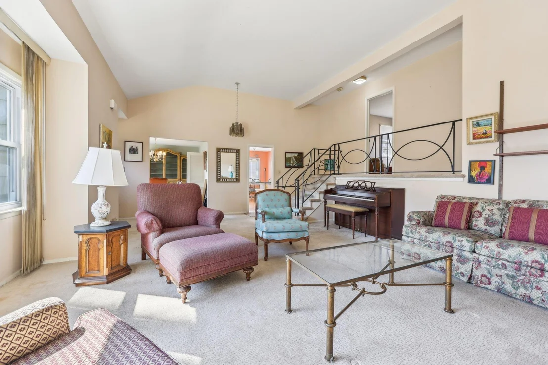Photo of 37 Mohegan Lane