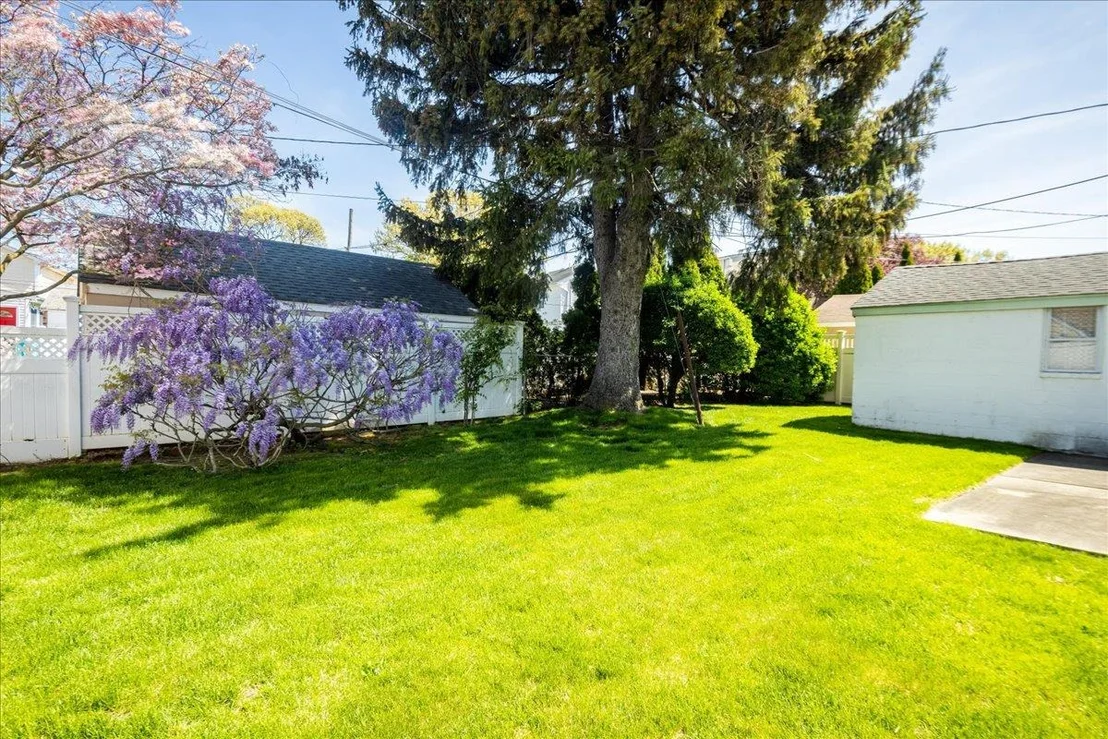 Photo of 948 Center Drive