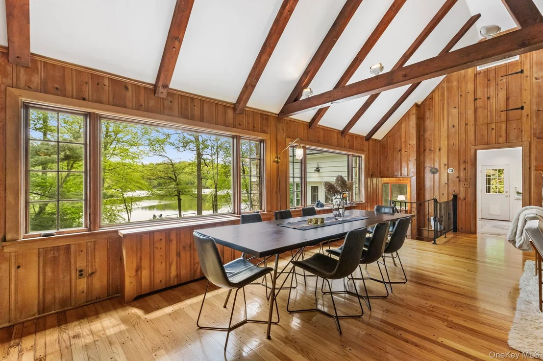Photo of 1085 Barrett Circle W