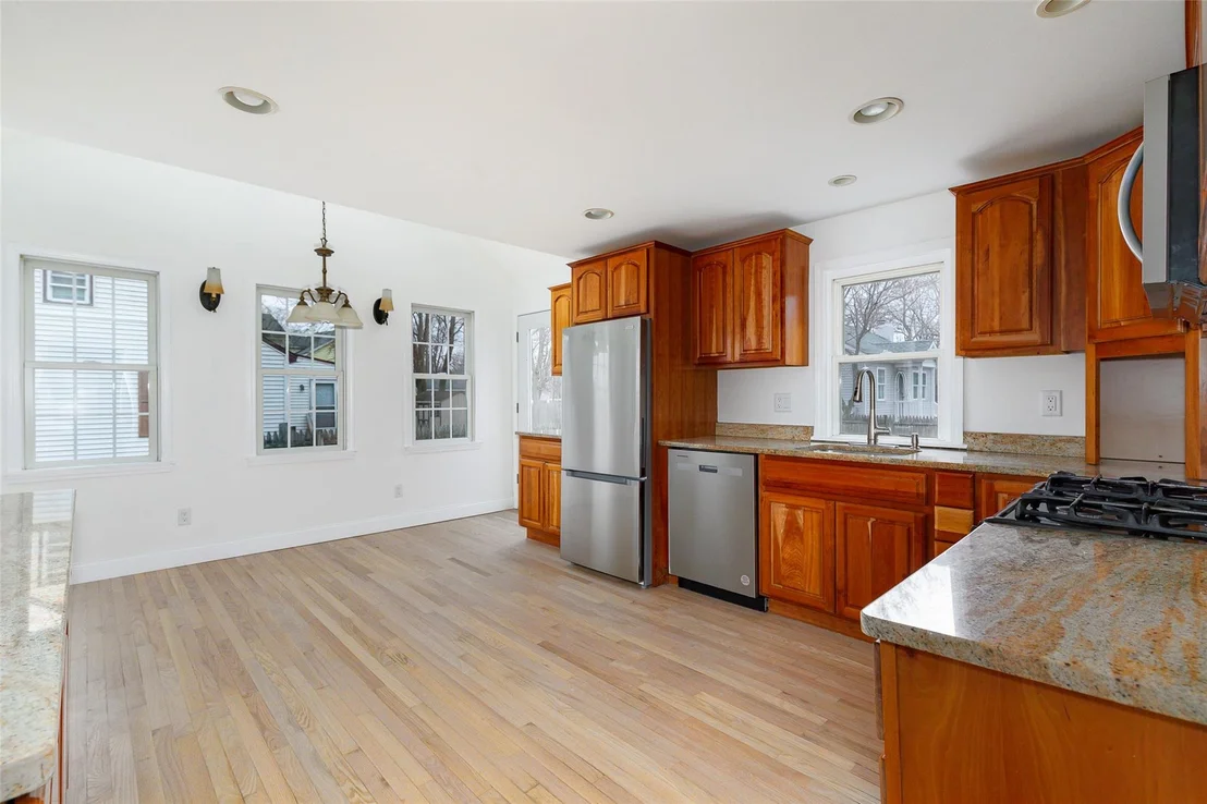 Photo of 305 Violet Avenue