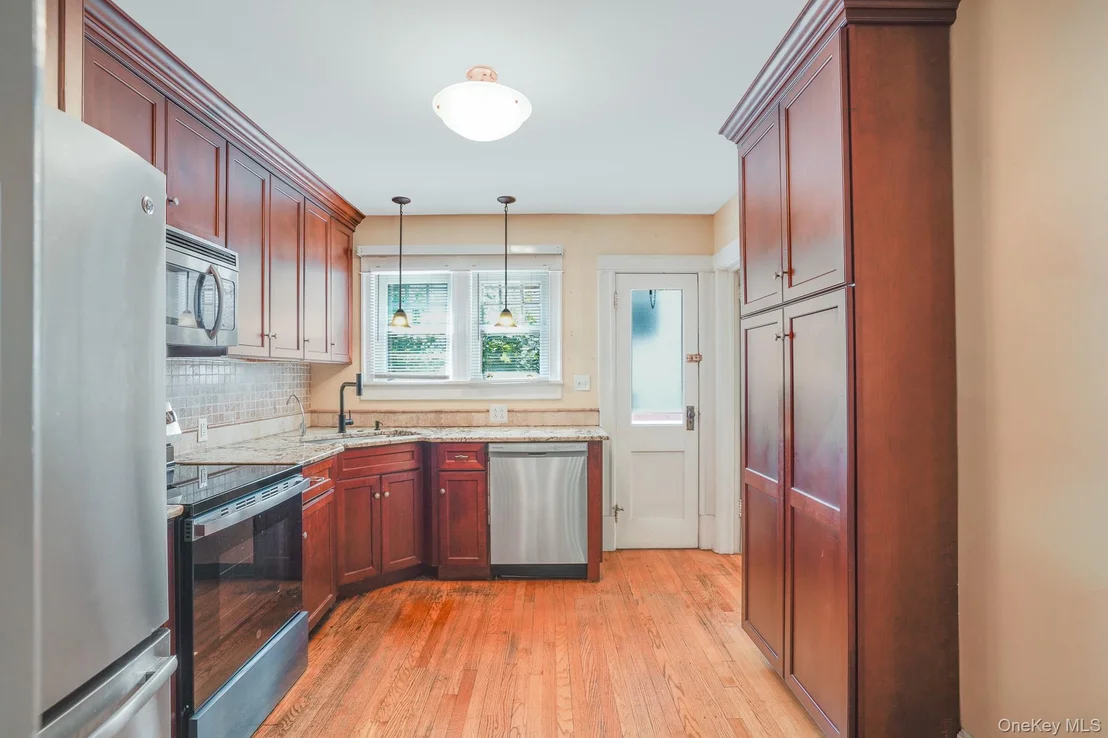 Photo of 170 Hooker Avenue