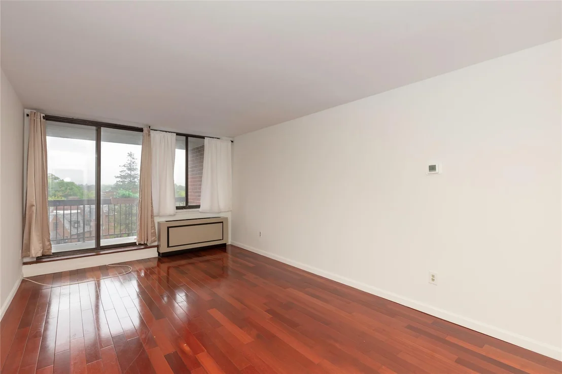 Photo of Unit 607 at 1374 Midland Avenue