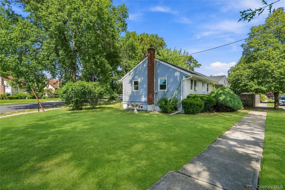 Photo of 1691 Ivanhoe Drive
