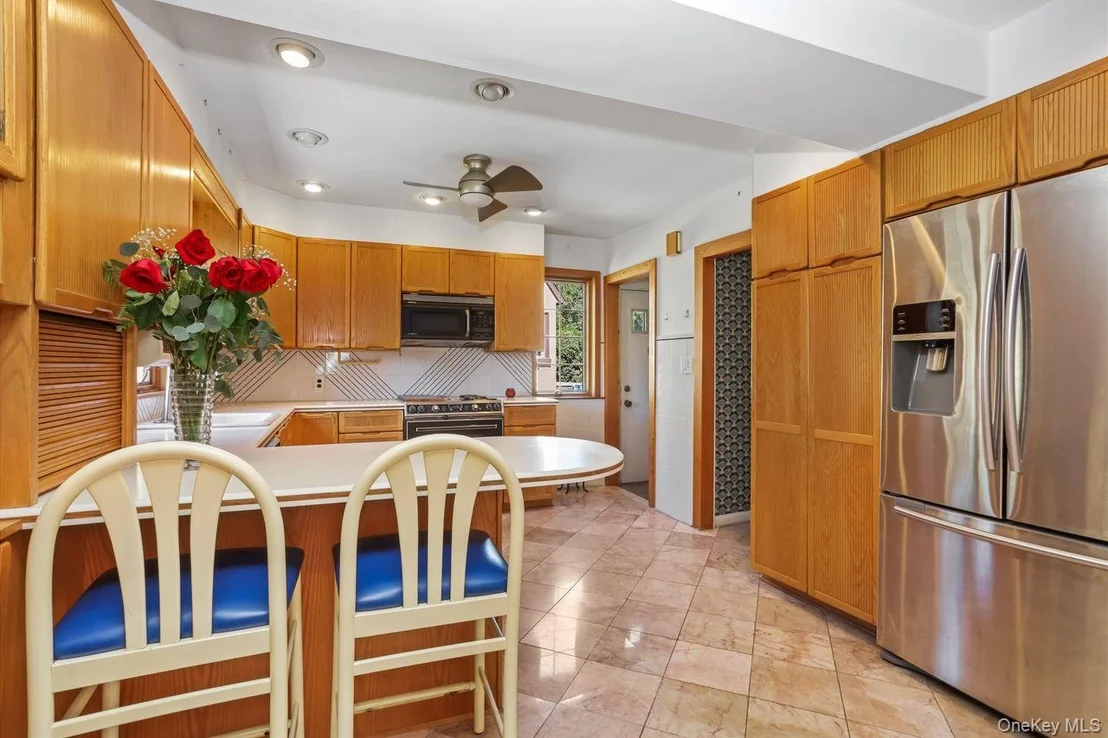 Photo of 889 James Street