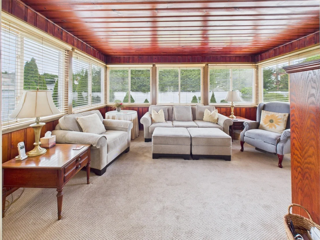 Photo of 76 Crest Road W