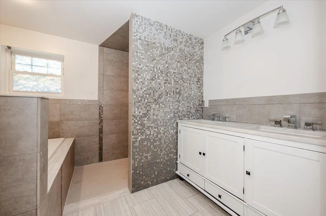 Photo of Unit D at 46 Edgewater Park