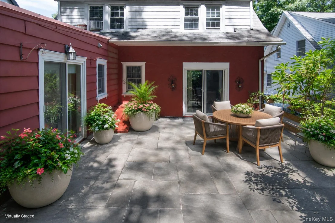 Photo of 579 Manor Lane