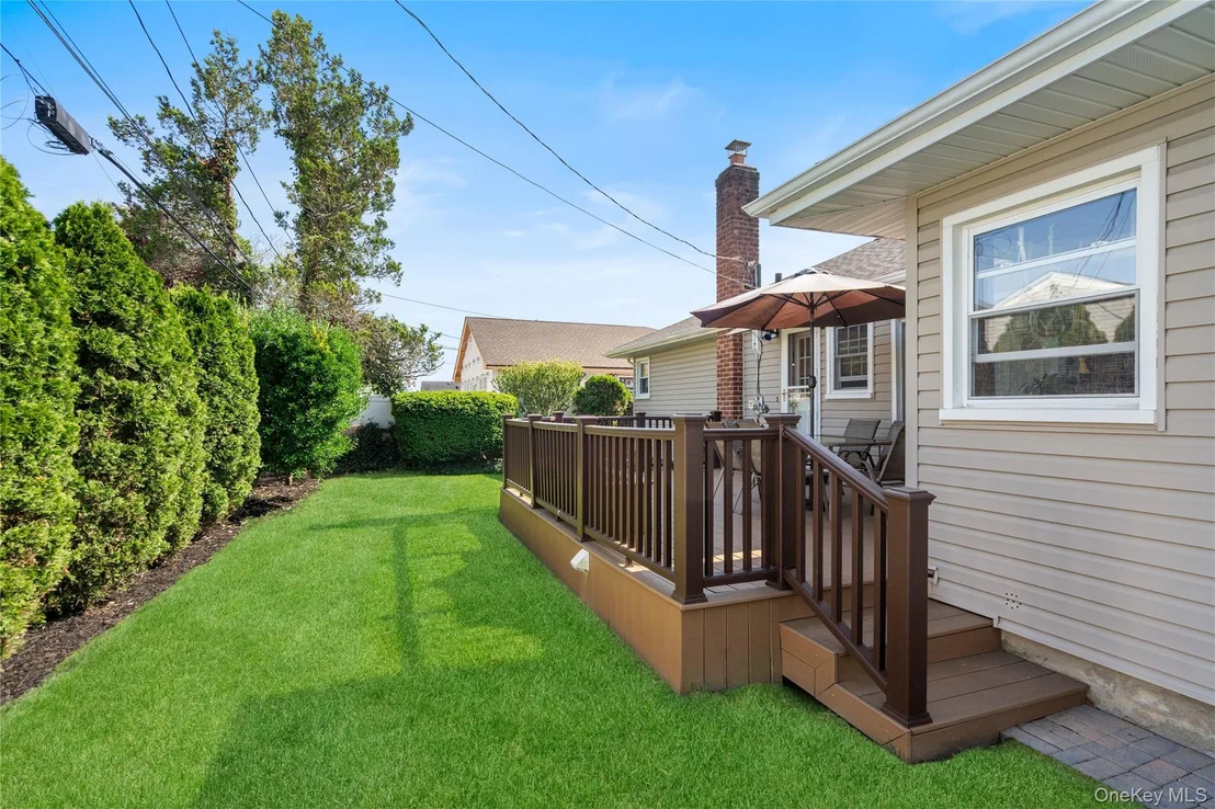 Photo of 895 Iris Drive