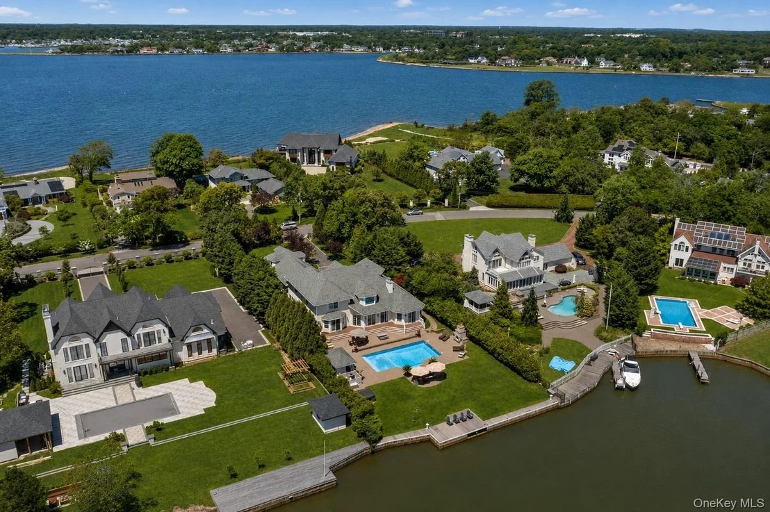 Photo of 65 W Bayberry Road