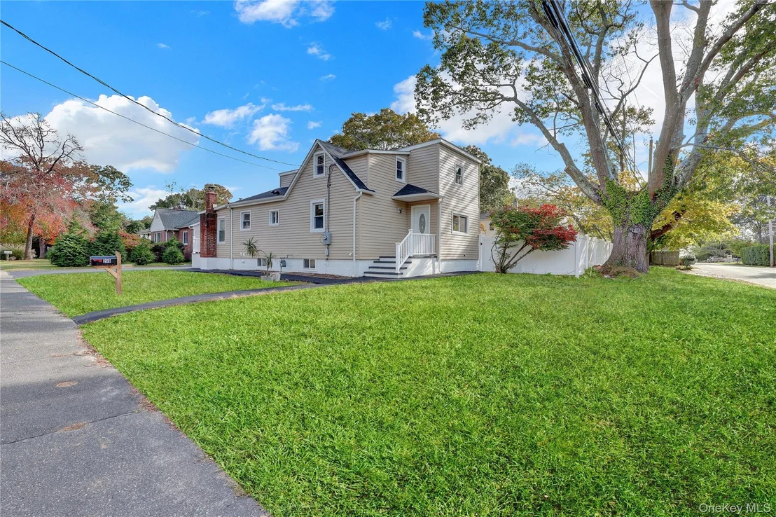 Photo of 239 Bayview Avenue