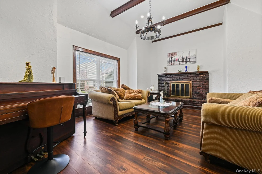 Photo of 6 Dubonnet Road