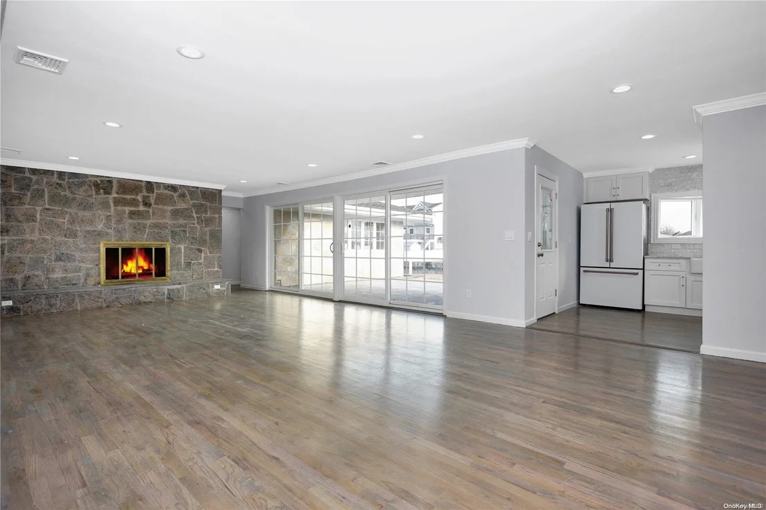Photo of 324 Clocks Boulevard