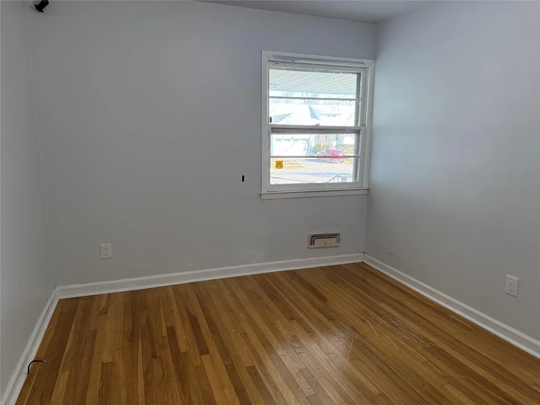 Photo of 39 Cedarhurst Avenue
