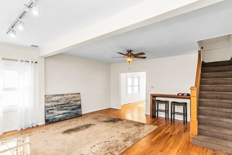 Photo of 548 E Broadway