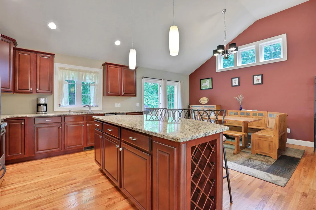 Photo of 390 LAKESIDE Road