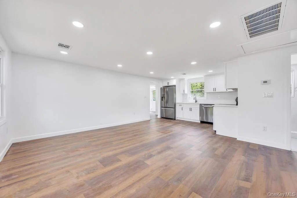 Photo of 76 Commercial Boulevard