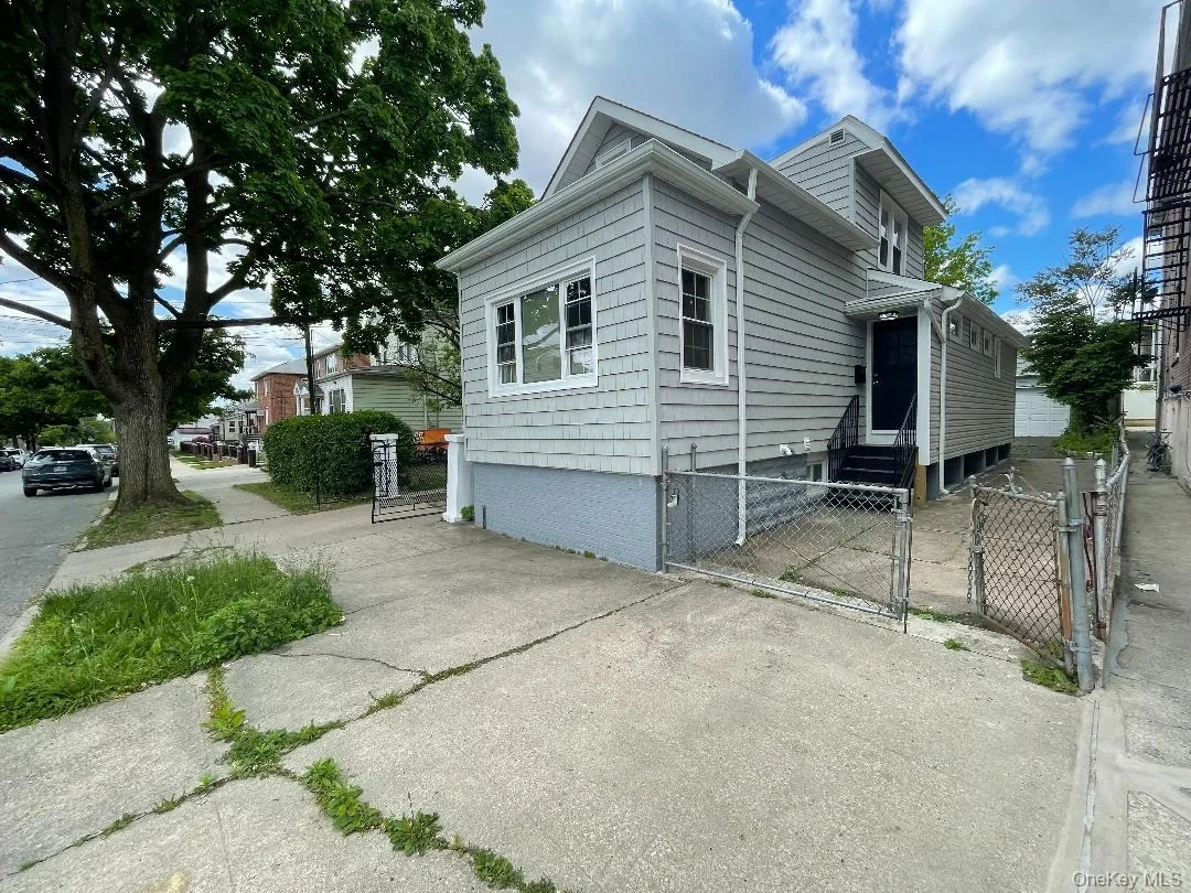 Photo of 839 Clarence Avenue