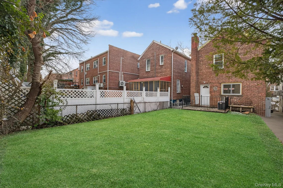 Photo of 4058 Murdock Avenue