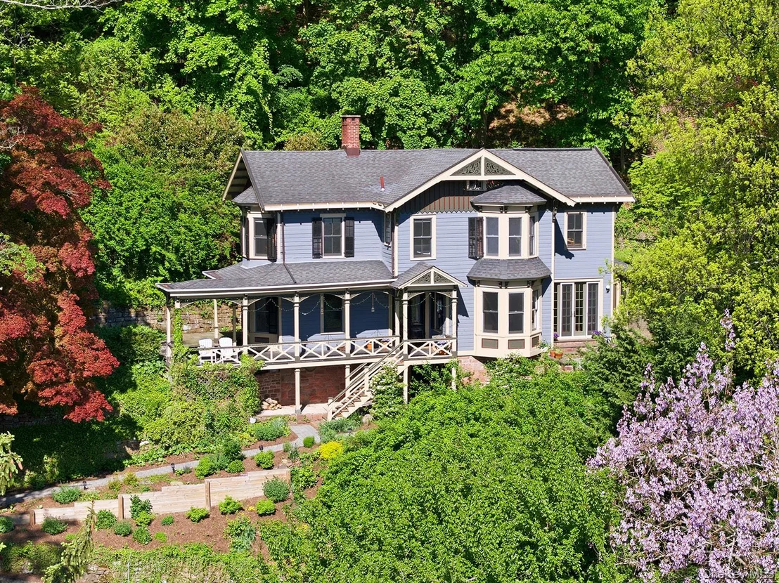 Photo of 215 River Road