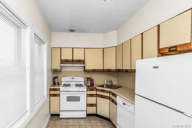 Photo of 548 E Broadway
