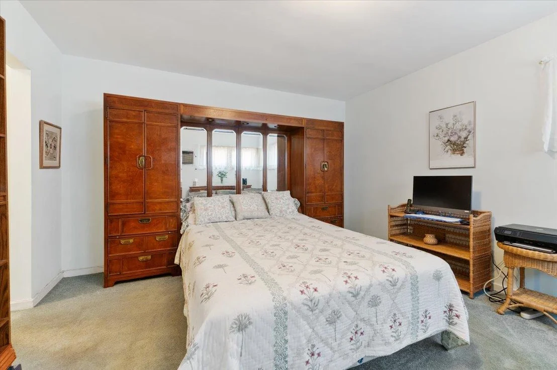 Photo of 808 De Mott Ave