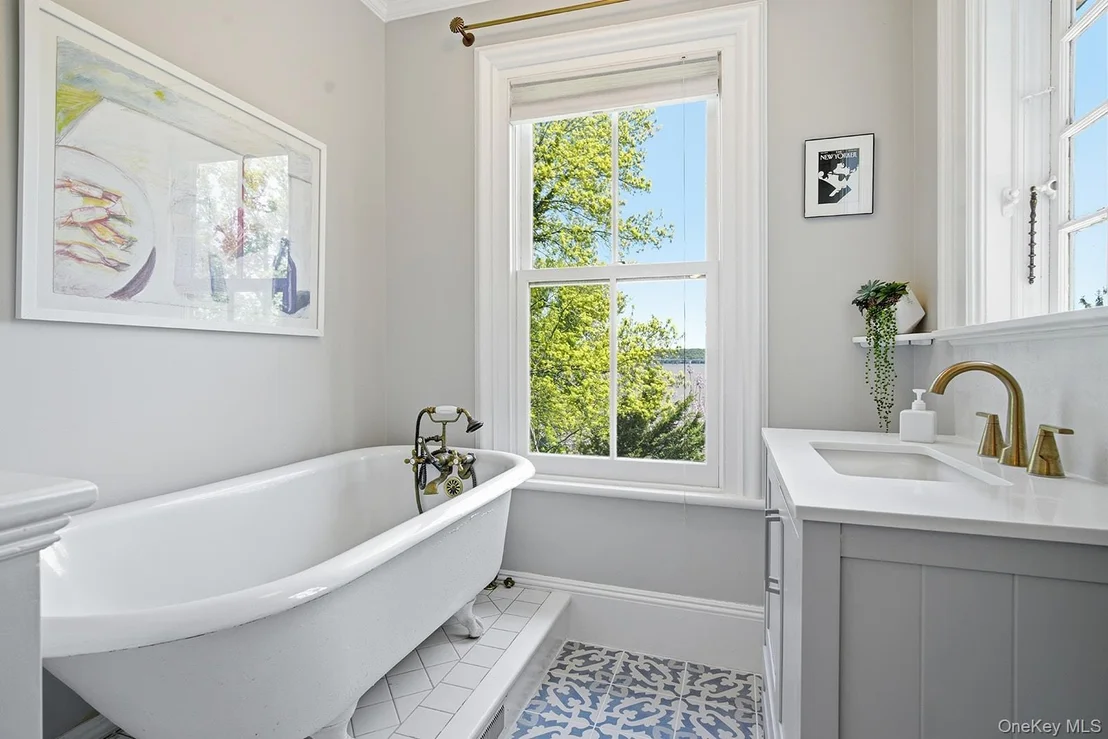 Photo of 215 River Road
