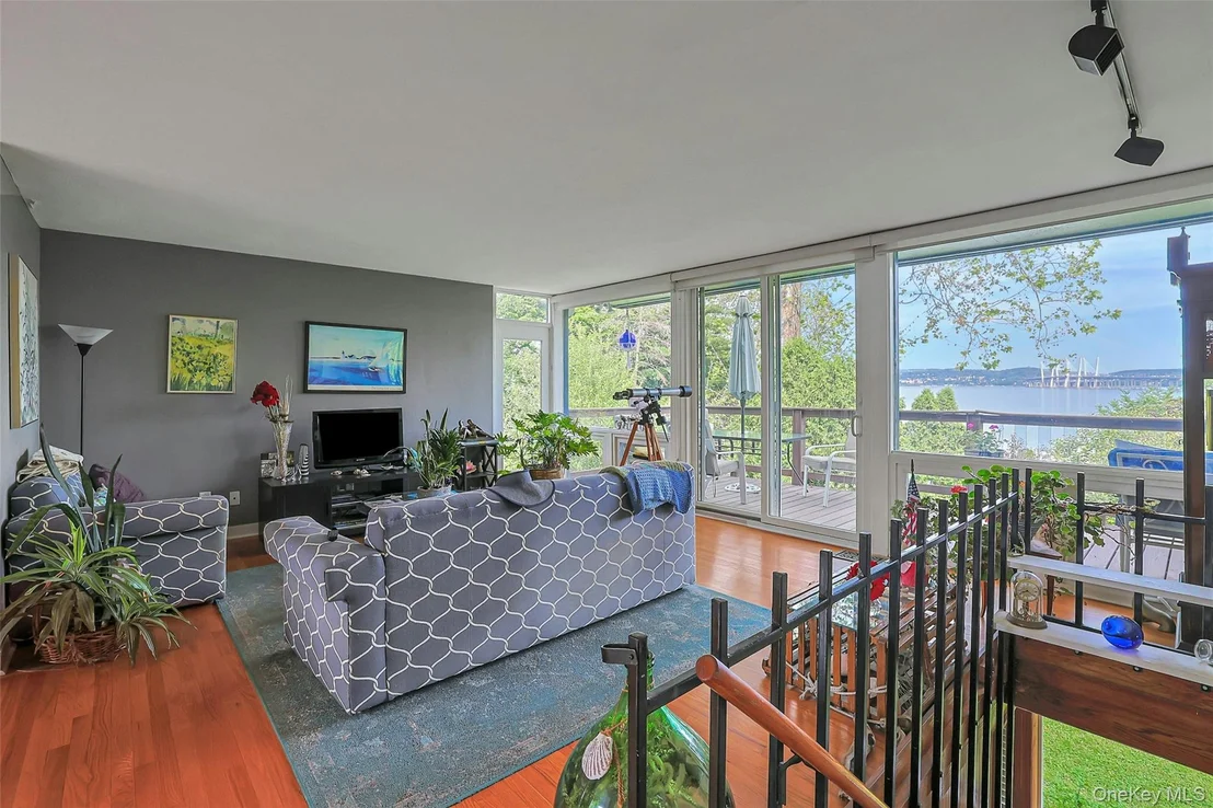 Photo of 8 Edgewater Lane