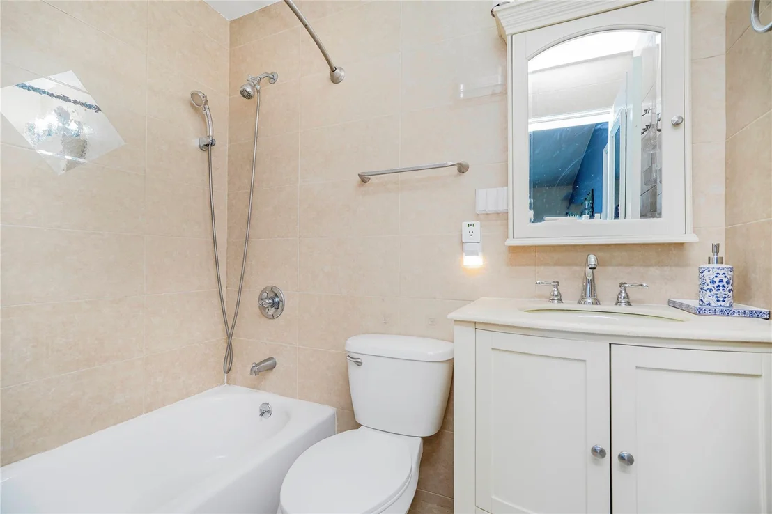 Photo of Unit 3D at 2695 Shell Road
