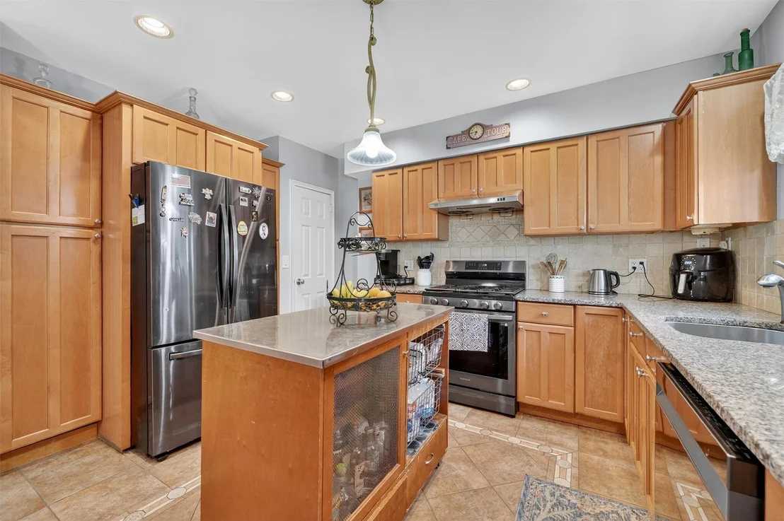 Photo of 767 Clarence Avenue