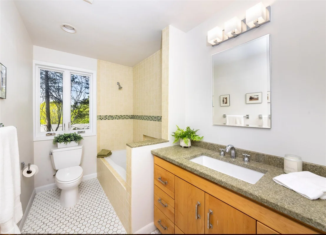 Photo of 80 Colonial Avenue