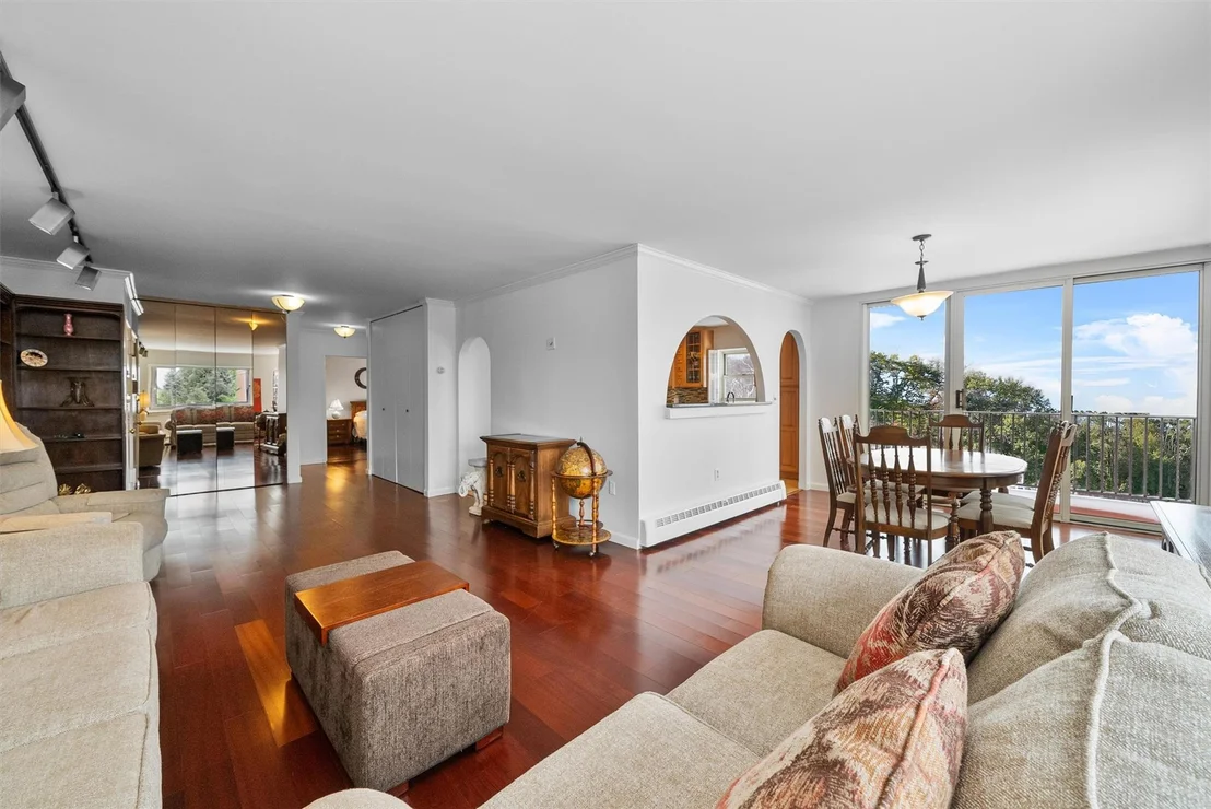 Photo of Unit 3J at 1 Lakeview Drive