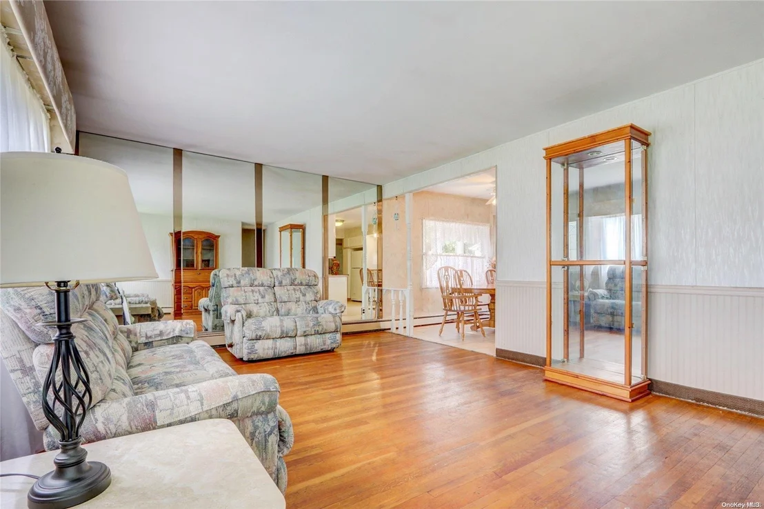 Photo of 83 Erlanger Boulevard