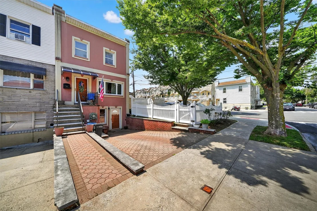 Photo of 767 Clarence Avenue