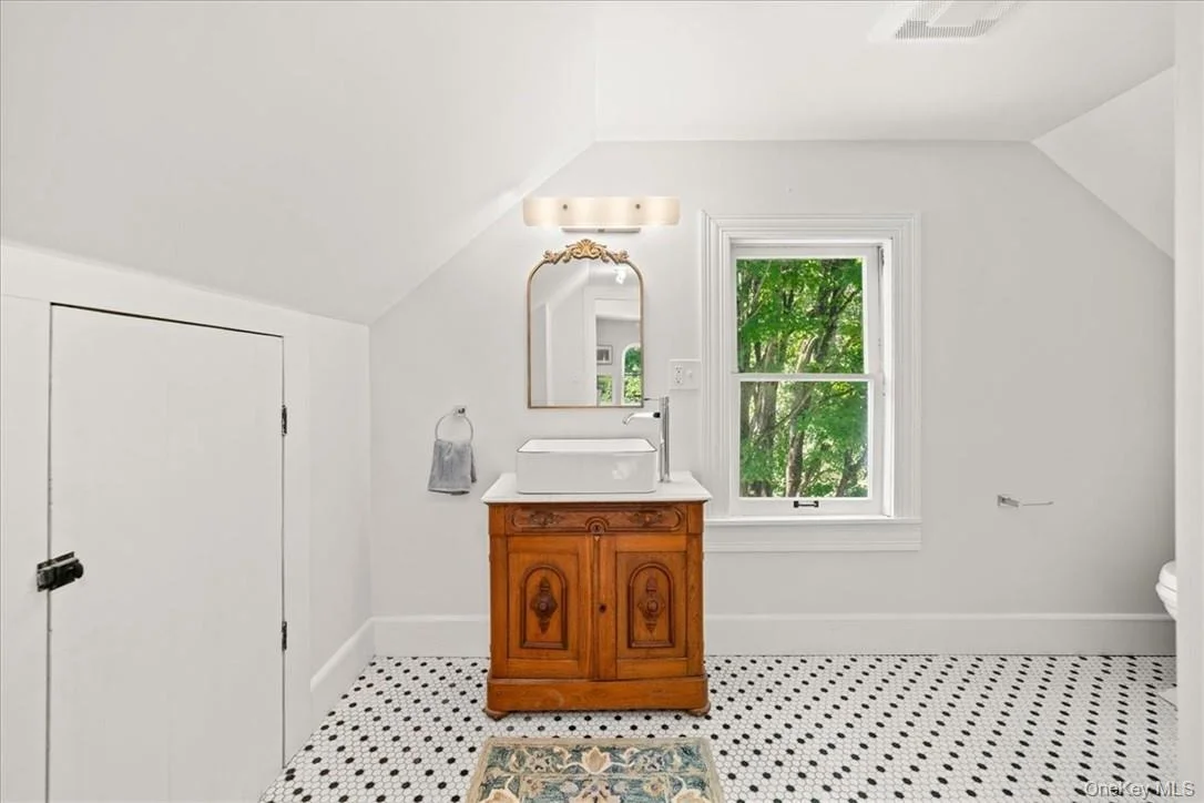 Photo of 2585 River Road
