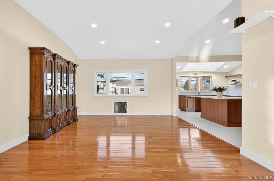 Photo of 38 S Oaks Boulevard