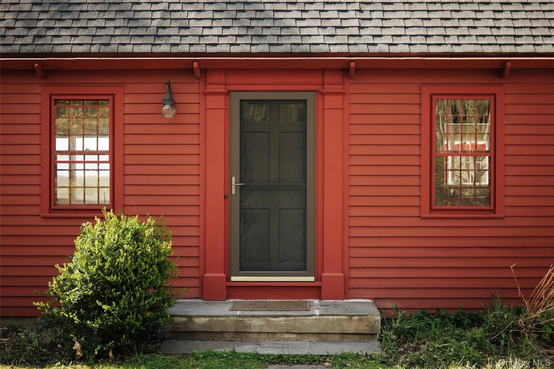 Photo of 1051 Old Albany Post Road