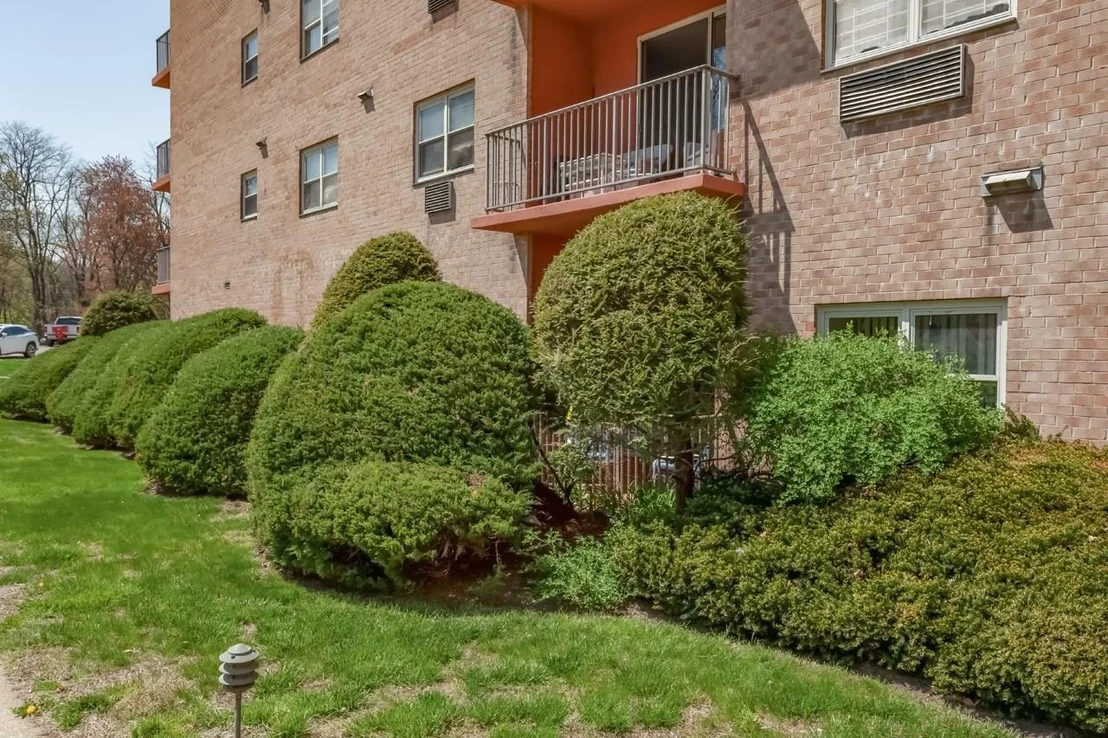 Photo of Unit LL5 at 1 Lakeview Drive