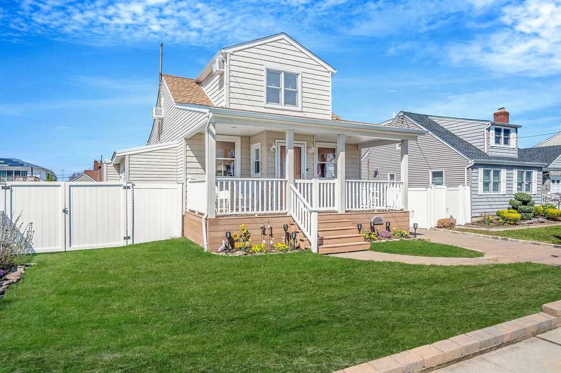 Photo of 320 East Drive