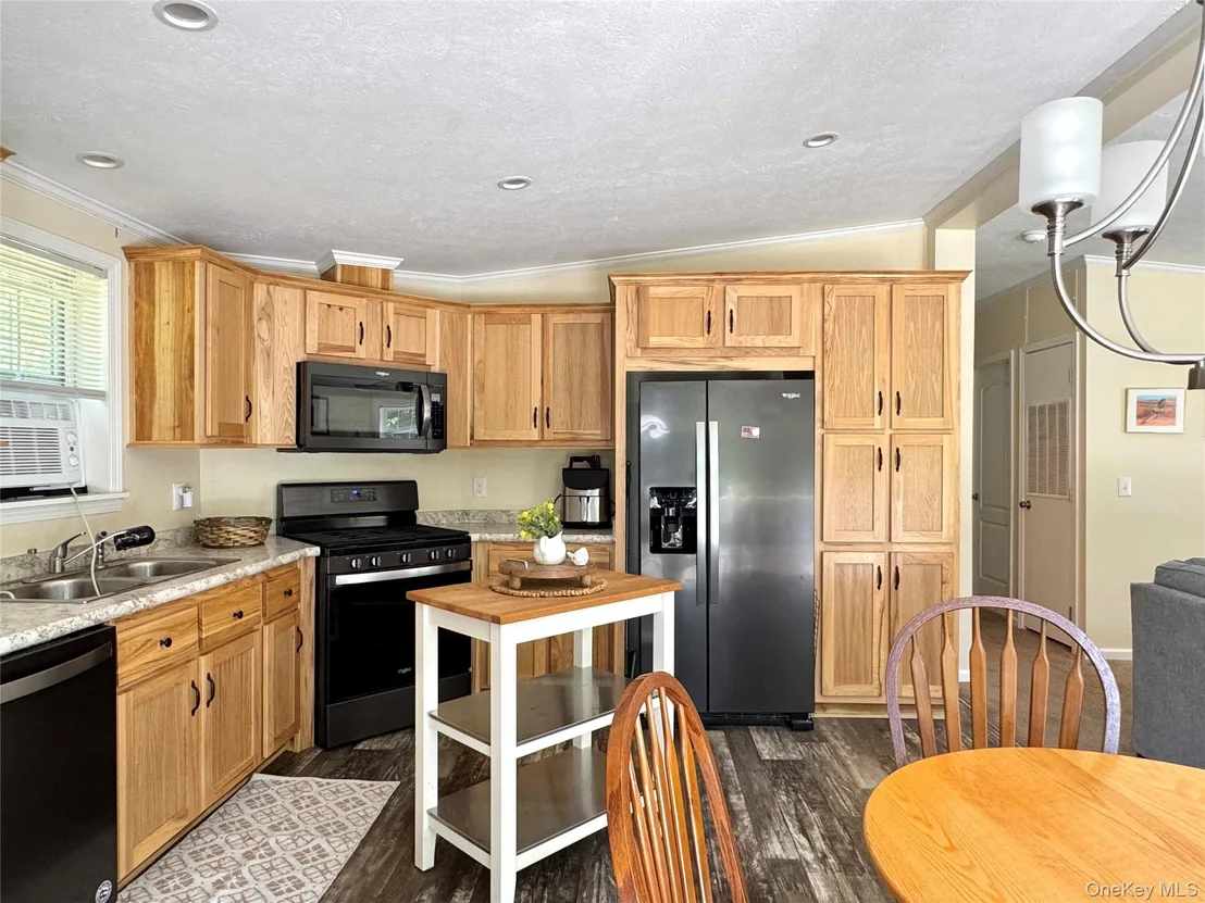 Photo of 484 Edison Timmerman Road