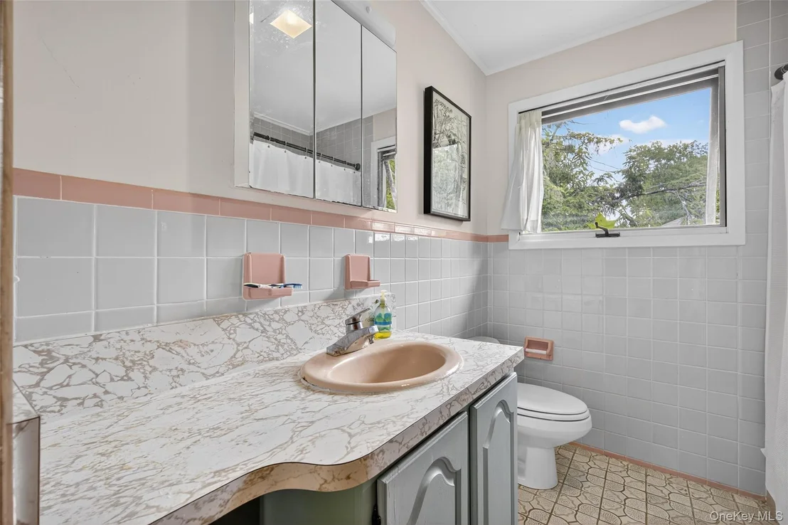 Photo of 7641 N Broadway