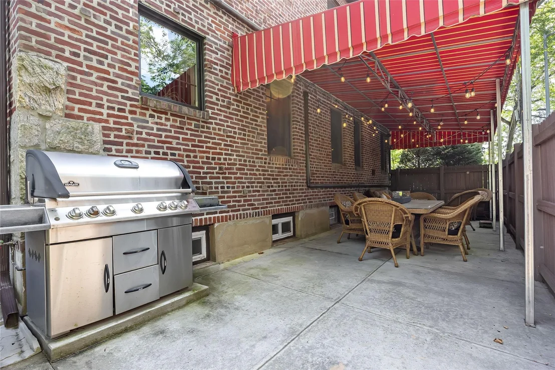 Photo of 27-01 167th Street