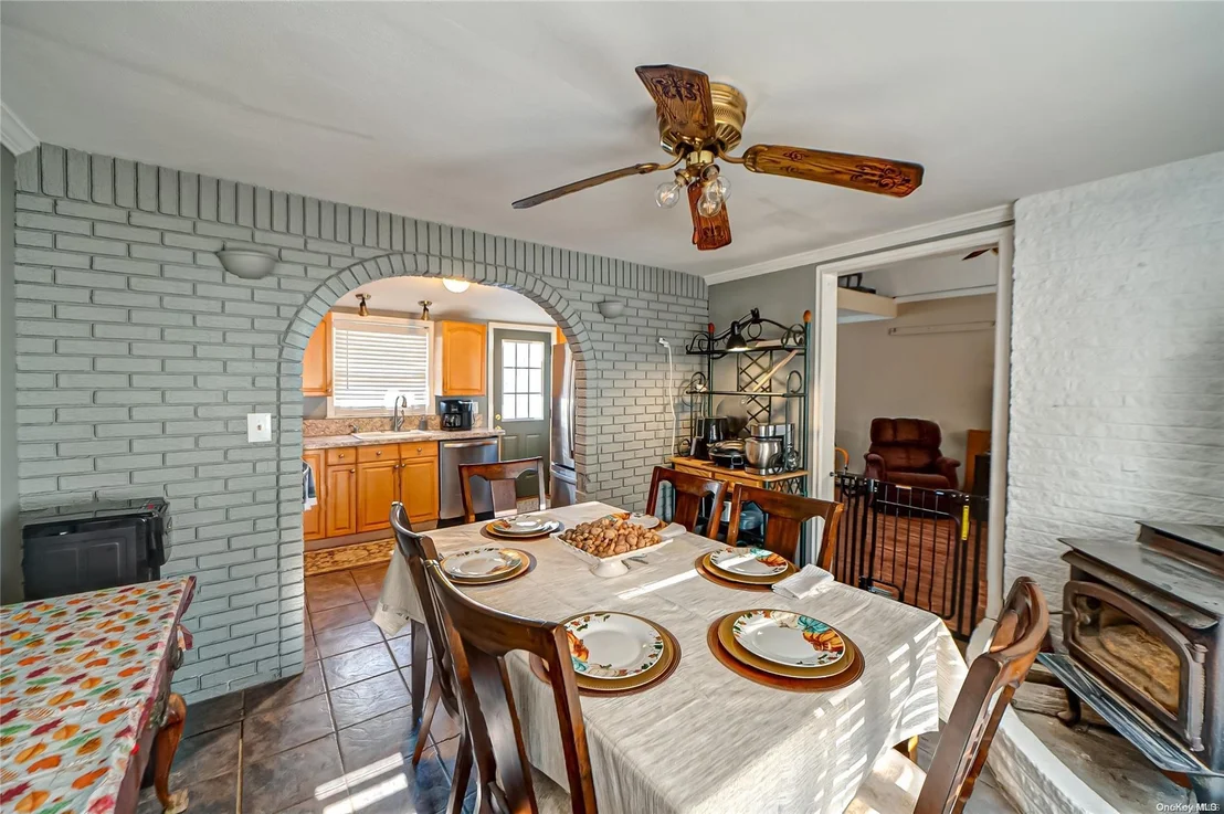 Photo of 79 Hallock Avenue