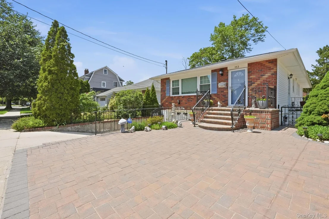 Photo of 153 Davison Avenue