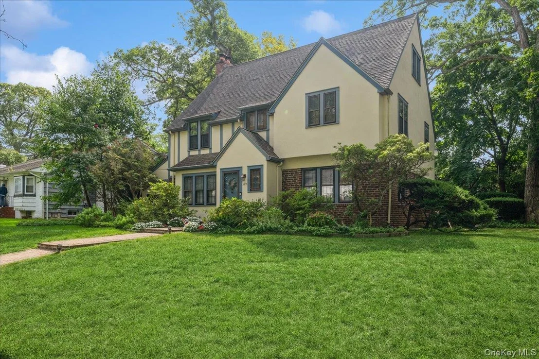 Photo of 187 Moore Avenue