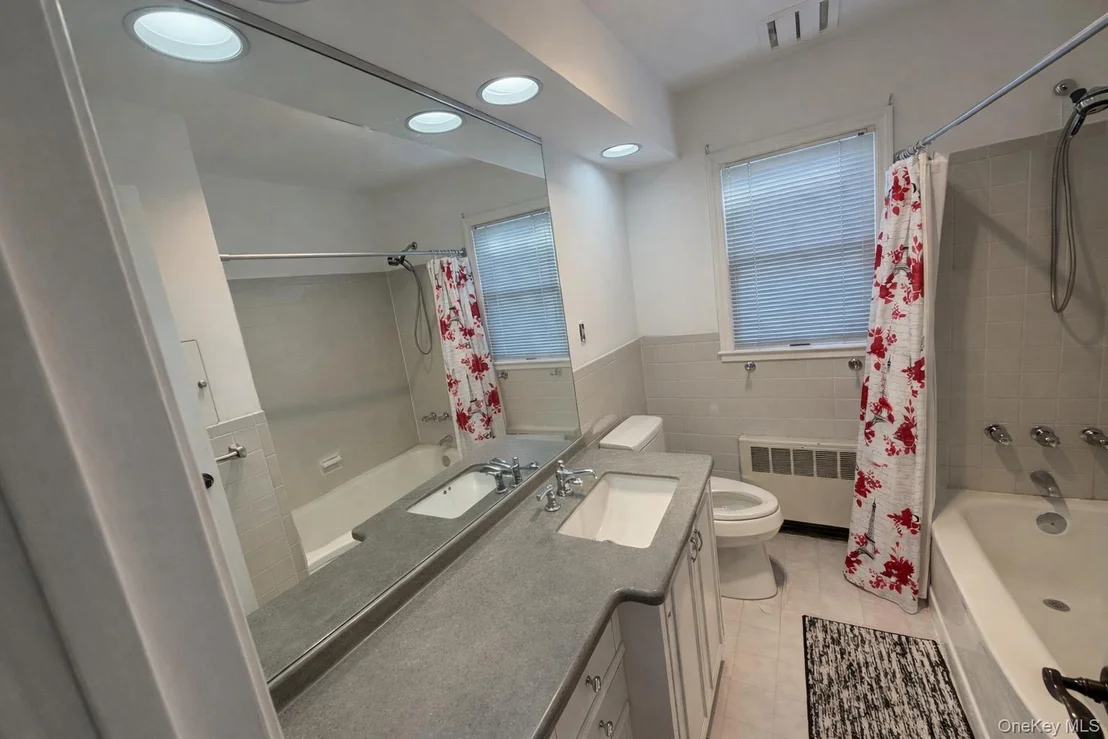 Photo of 892 Lilac Drive