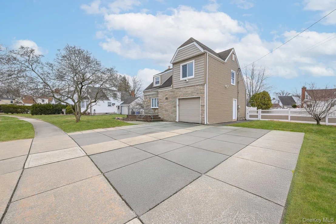 Photo of 100 Morris Parkway