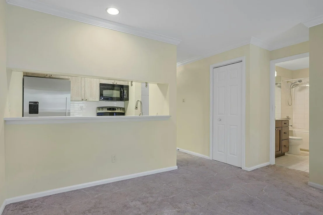 Photo of Unit 2E at 500 Pondside Drive
