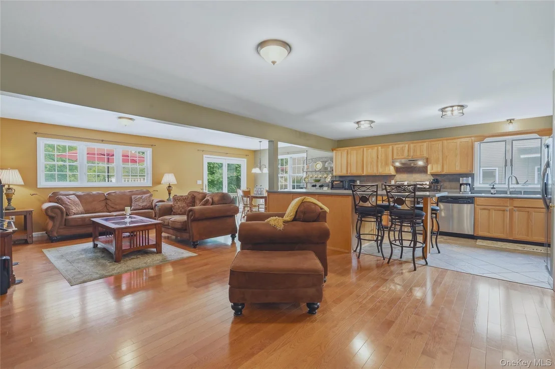 Photo of 302 Lakeside Road