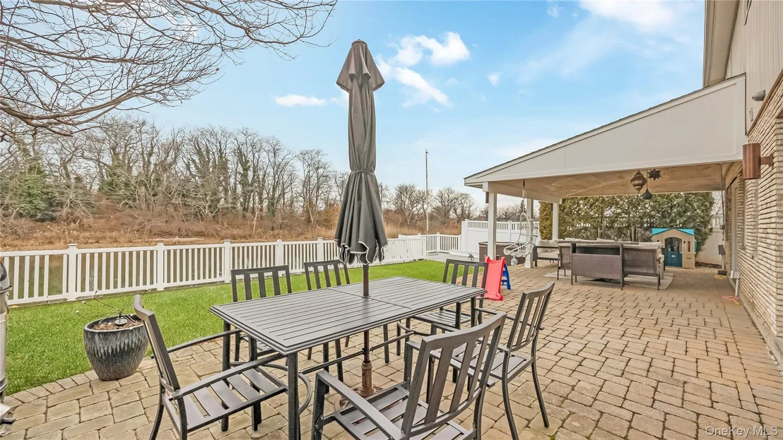 Photo of 2876 Shore Road