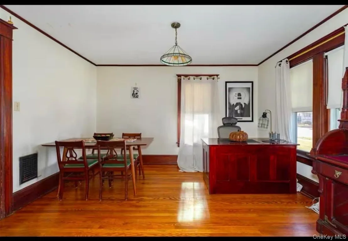 Photo of 10 Oakwood Boulevard